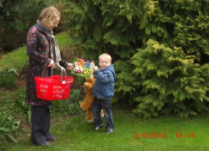 Filip sucht Ostereier 2010 005